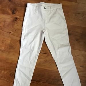 Crisp white spandex capri pants
